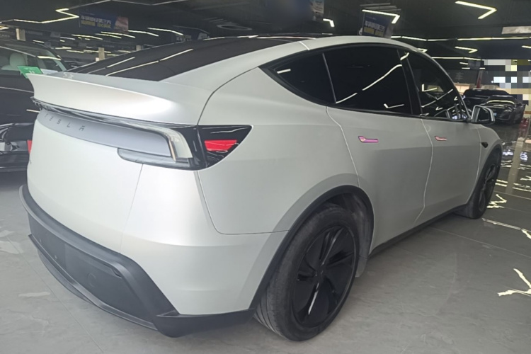 Tesla Model Y 2025 #7 Tesla Model Y 2025 car image #7