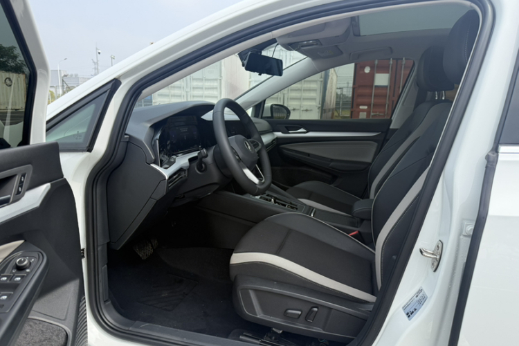 Volkswagen Golf 2023 car image #15