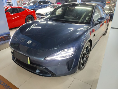 MI SU7 2024 immagine di auto 