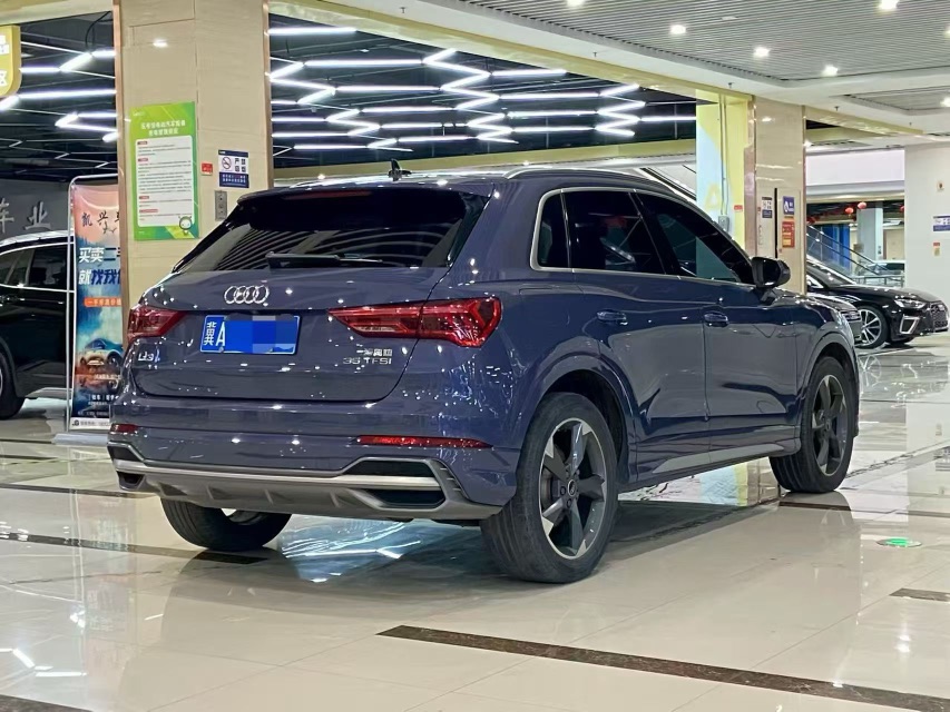 Audi Q3 2022 car image #9