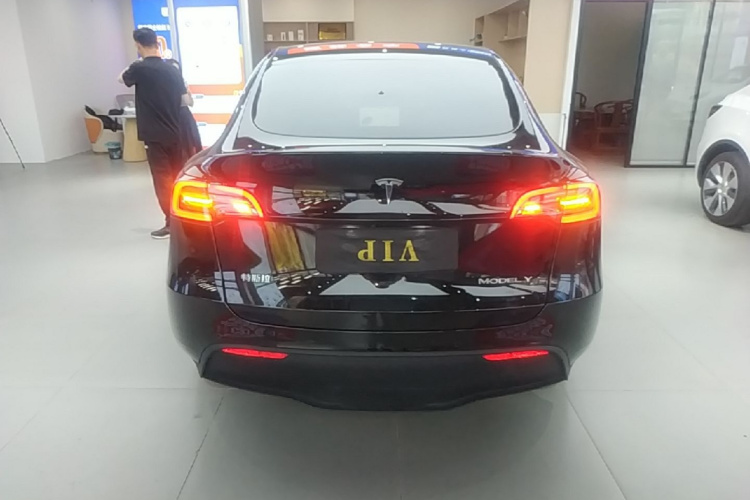 Tesla Model Y 2023 #6 Tesla Model Y 2023 car image #6