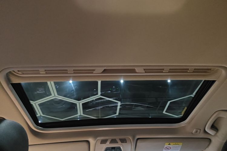 BMW 3 Series 2019 car image #18