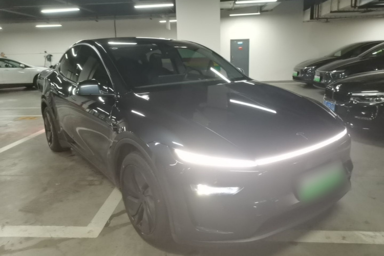 Tesla Model Y 2025 #4 Tesla Model Y 2025 car image #4