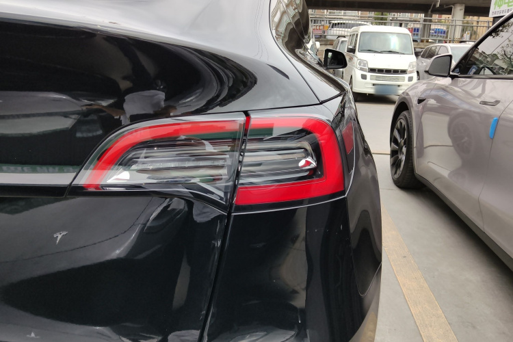 Tesla Model Y 2023 car image #8