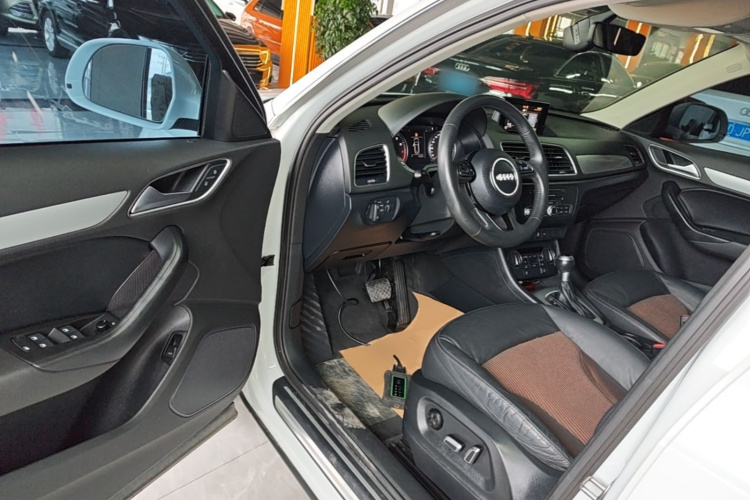 Audi Q3 2018 car image #16