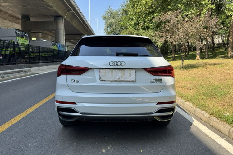 Audi Q3 2021 car image #5