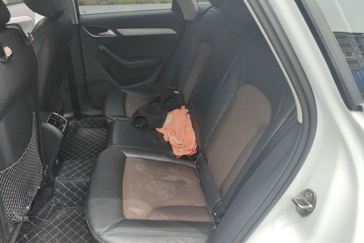 Audi Q3 2016 car image #19