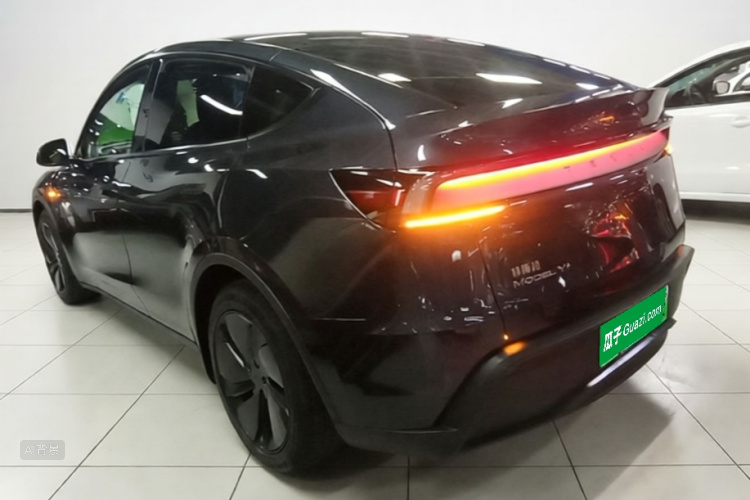 Tesla Model Y 2025 #5 Tesla Model Y 2025 car image #5