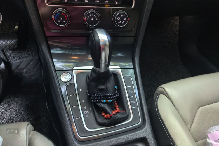 Volkswagen Golf 2017 car image #16