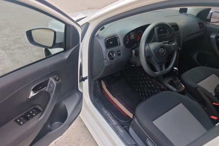 Volkswagen Polo 2016 car image #12