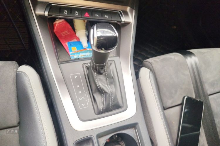 Audi Q3 2020 car image #16