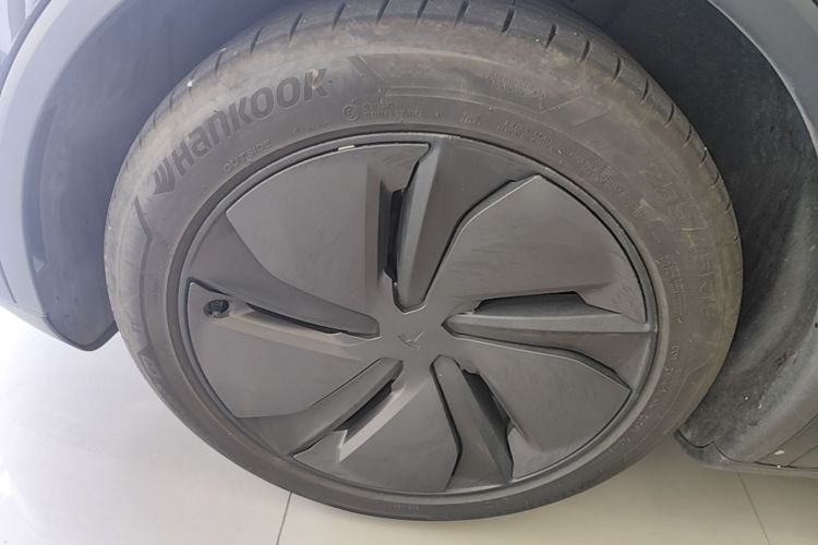 Tesla Model Y 2025 car image #9