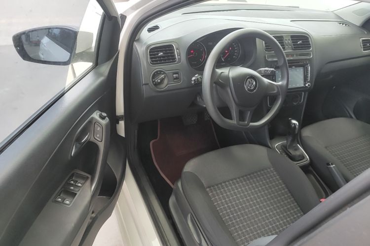 Volkswagen Polo 2016 car image #12