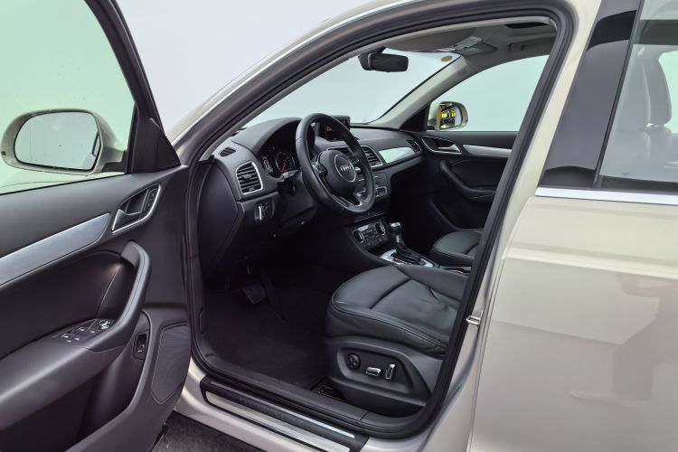 Audi Q3 2017 car image #12