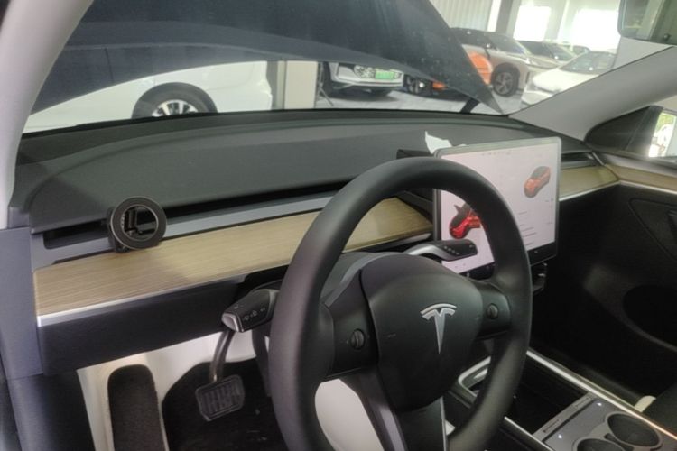 Tesla Model Y 2023 #10 Tesla Model Y 2023 car image #10