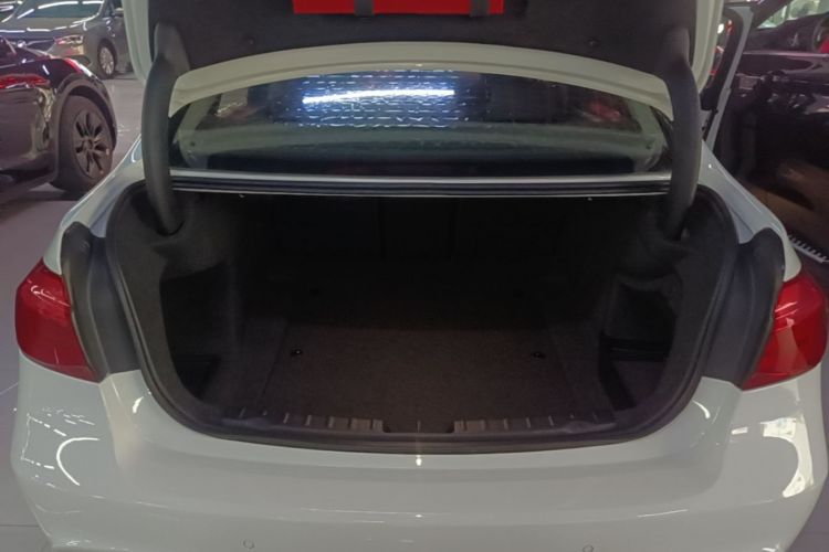 BMW 3 Series 2018 car image #21