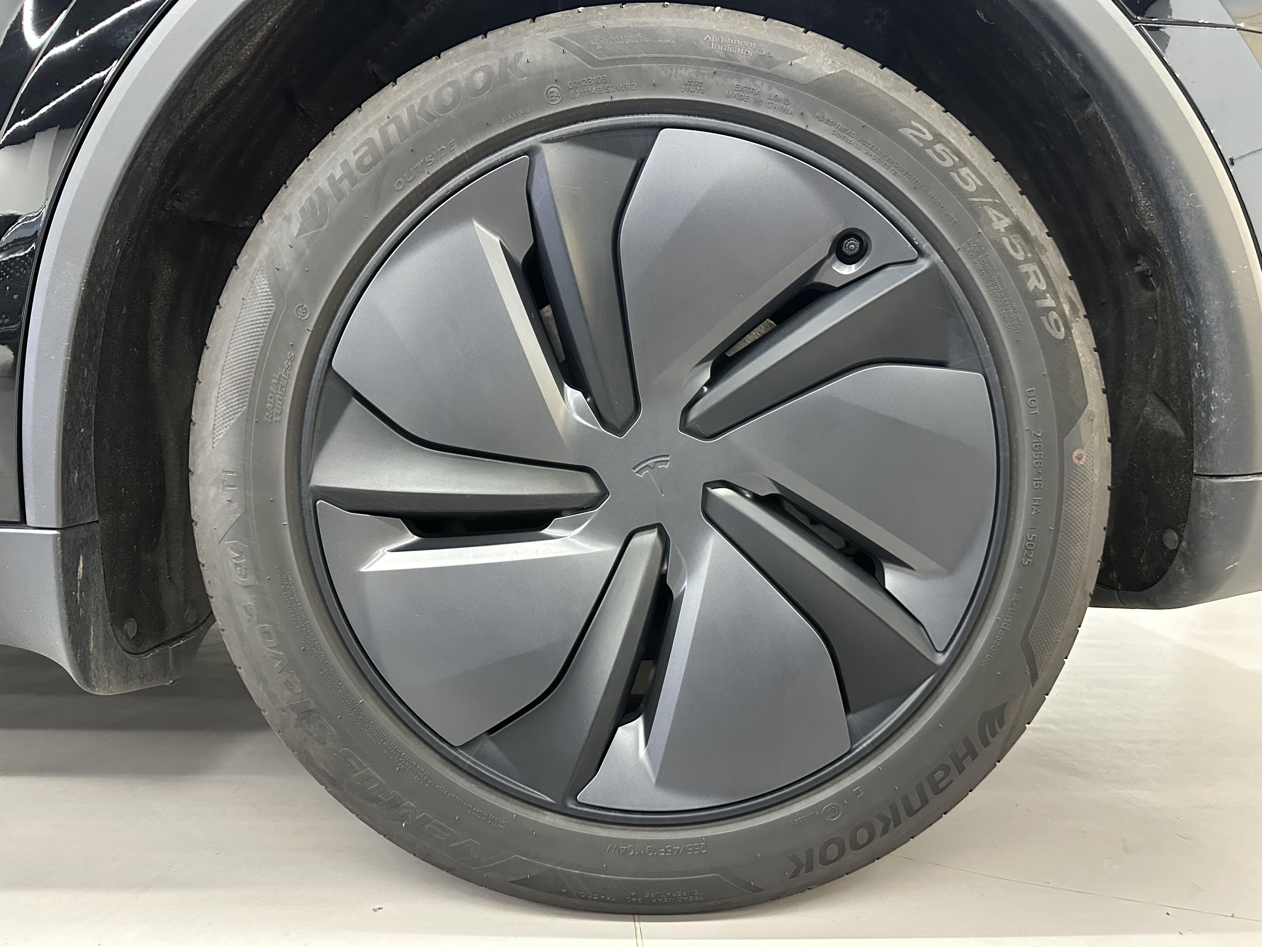 Tesla Model Y 2025 #9 Tesla Model Y 2025 car image #9