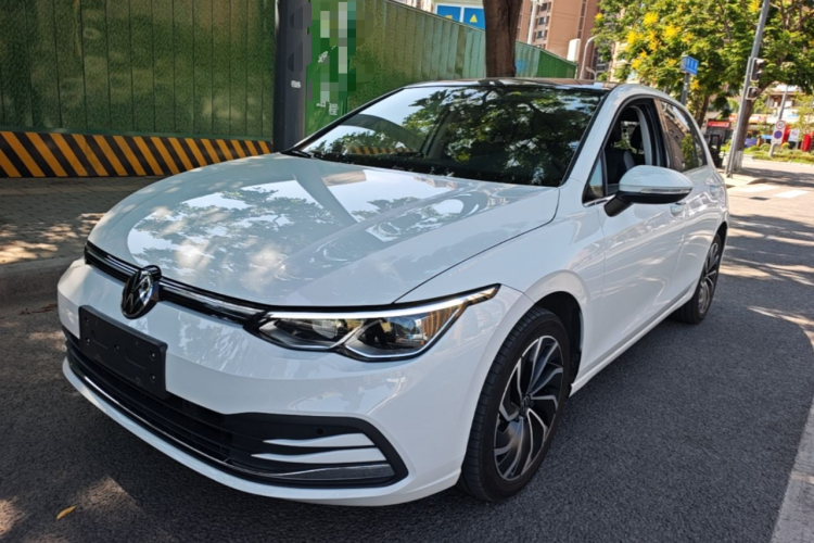 Volkswagen Golf 2022 car image #2
