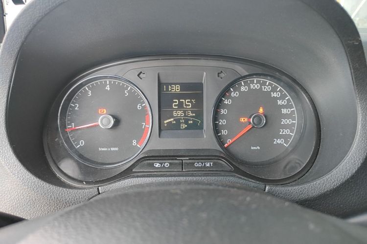 Volkswagen Polo 2015 car image #12