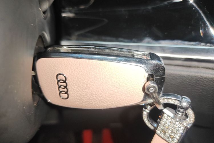 Audi Q3 2022 car image #9
