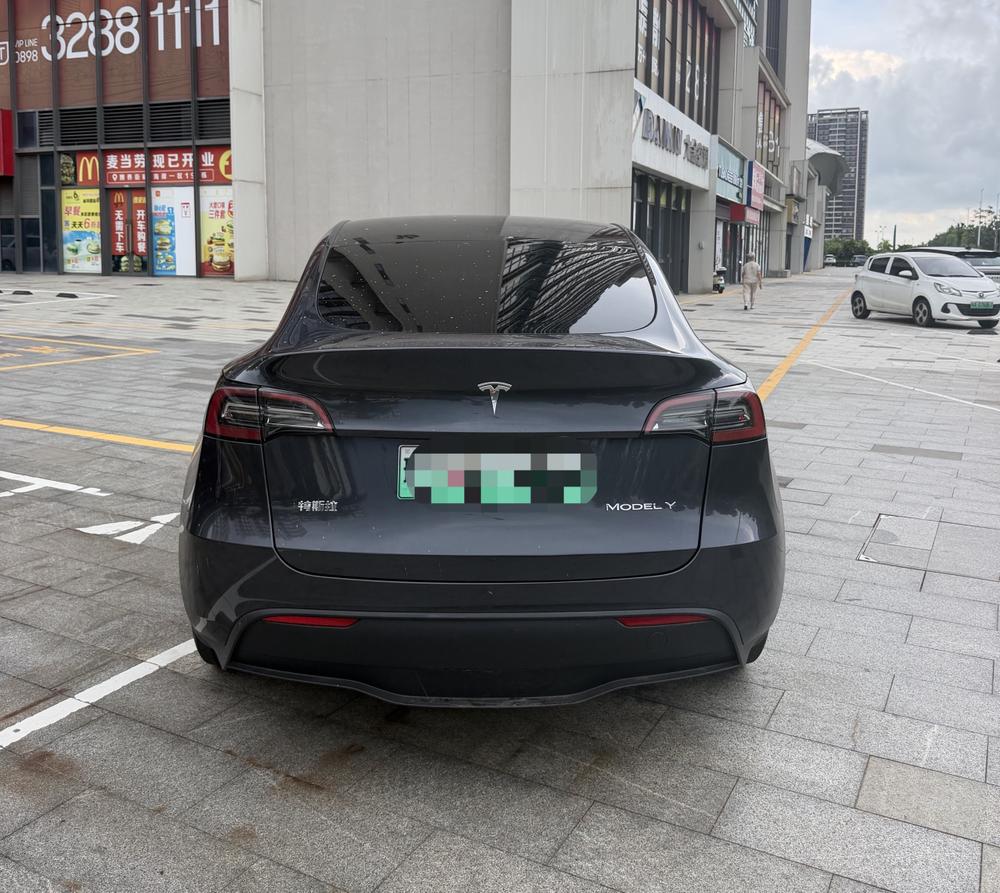 Tesla Model Y 2024 #4 Tesla Model Y 2024 car image #4