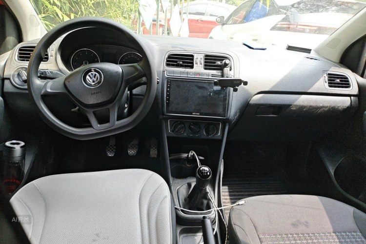Volkswagen Polo 2015 car image #11