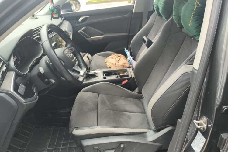Audi Q3 2020 car image #19
