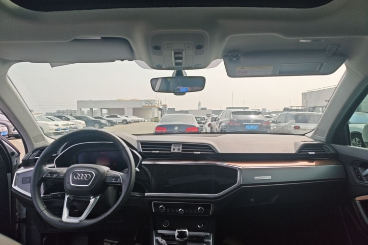 Audi Q3 2021 car image #18