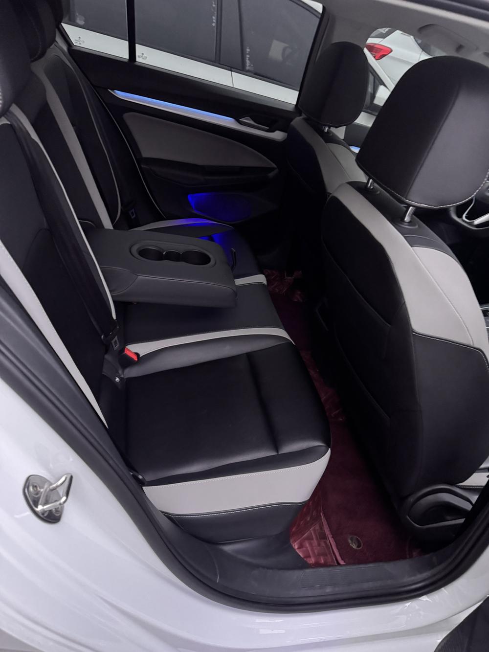 Volkswagen Golf 2023 car image #9
