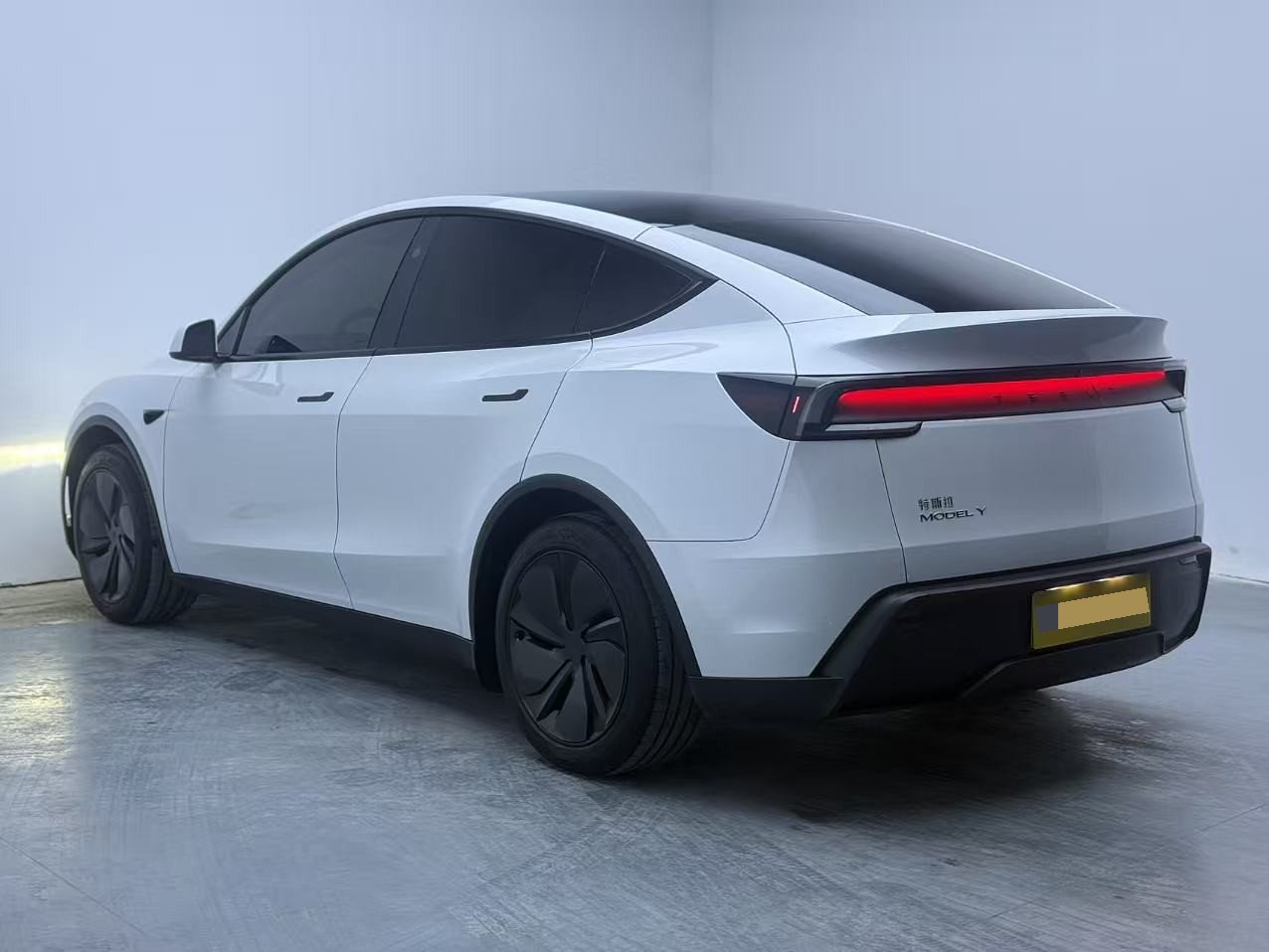 Tesla Model Y 2025 immagine di auto #7