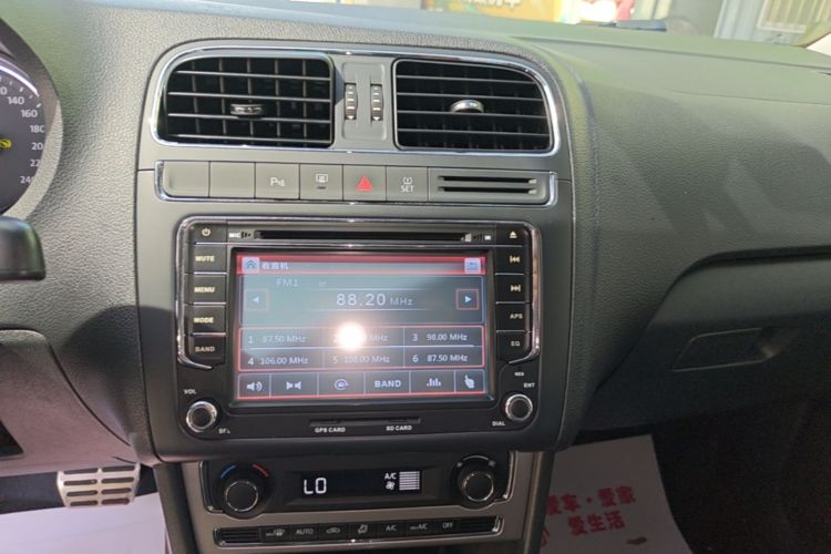 Volkswagen Polo 2015 car image #13