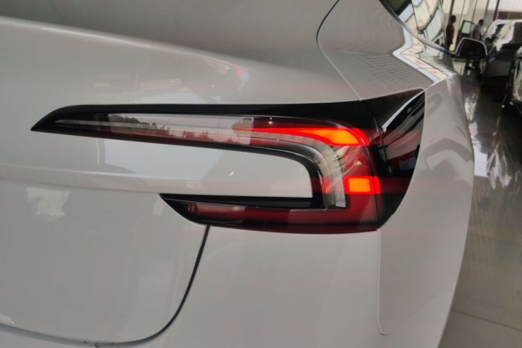 Tesla Model 3 2026 car image #8