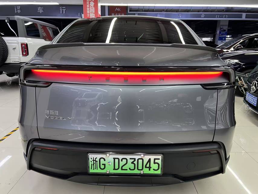 Tesla Model Y 2025 #2 Tesla Model Y 2025 car image #2
