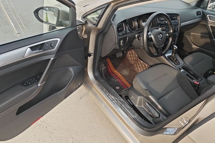 Volkswagen Golf 2018 car image #16
