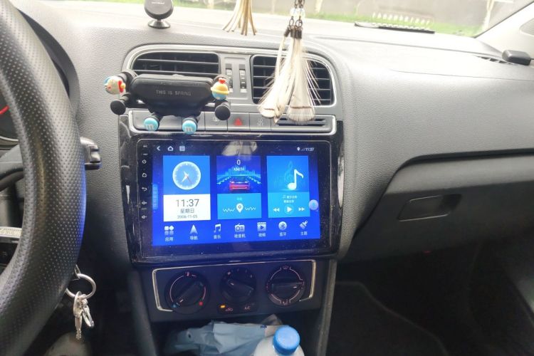 Volkswagen Polo 2015 car image #13