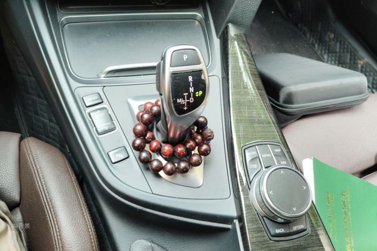 BMW 3 Series 2018 car image #11