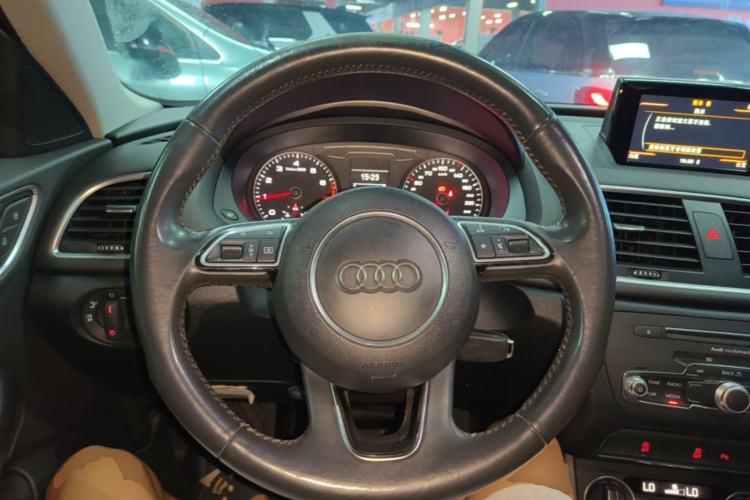 Audi Q3 2017 car image #11