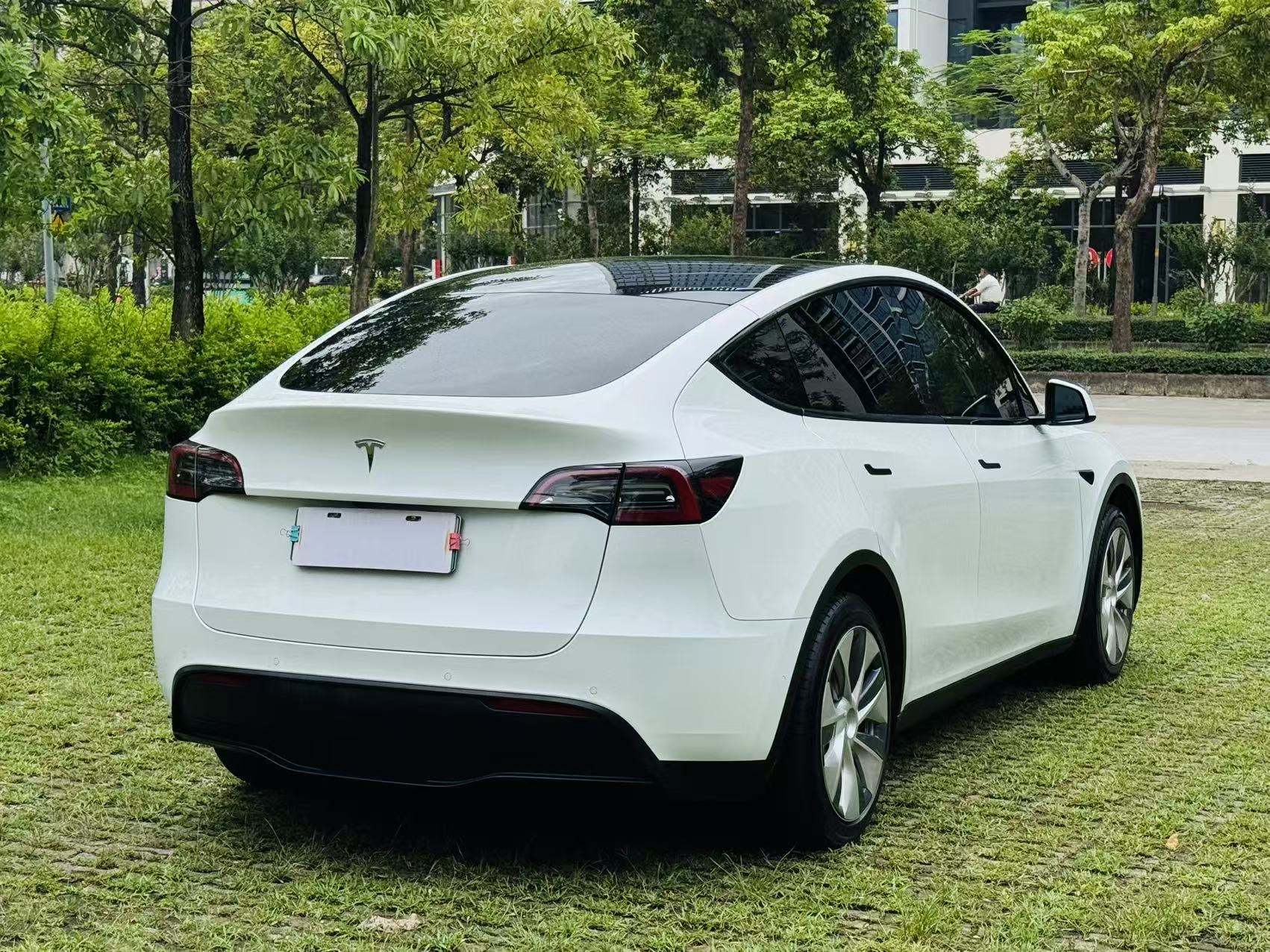 Tesla Model Y 2023 #5 Tesla Model Y 2023 car image #5