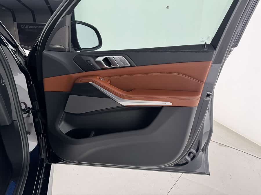 BMW X7 2020 car image #28