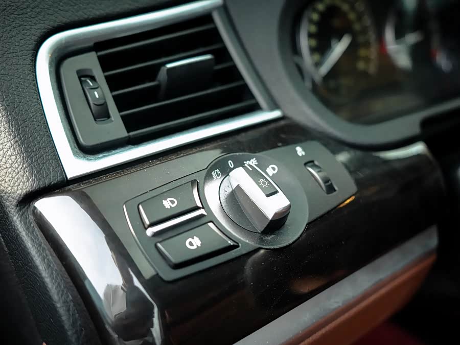 BMW 5 Series GT 2012 immagine di auto #28