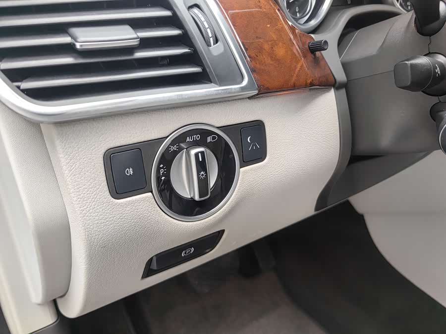 Mercedes-Benz M Class 2012 car image #28