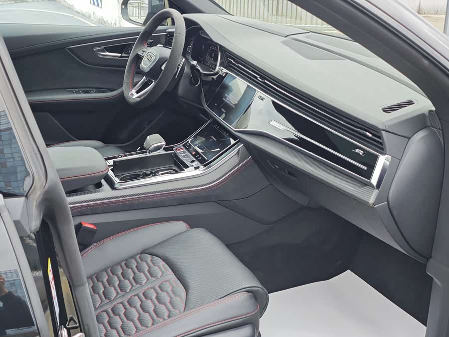 Audi RS Q8 car image #28