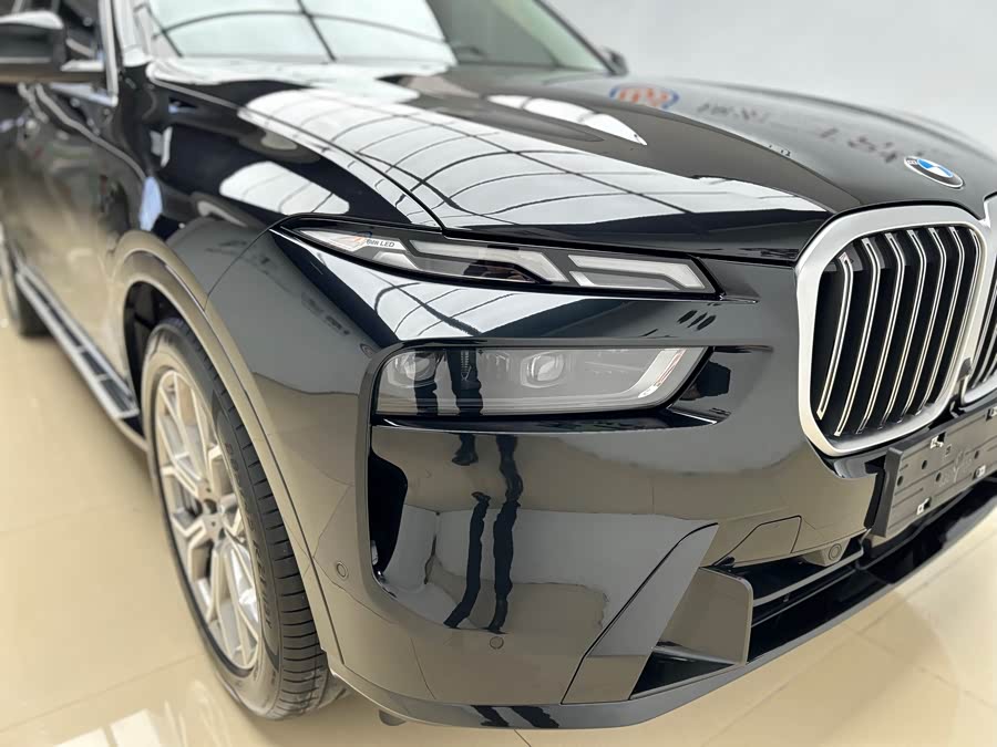 BMW X7 2023 car image #28