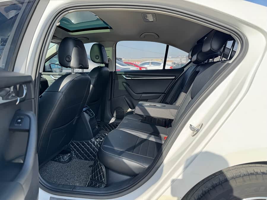 Skoda Octavia 2017 car image #28