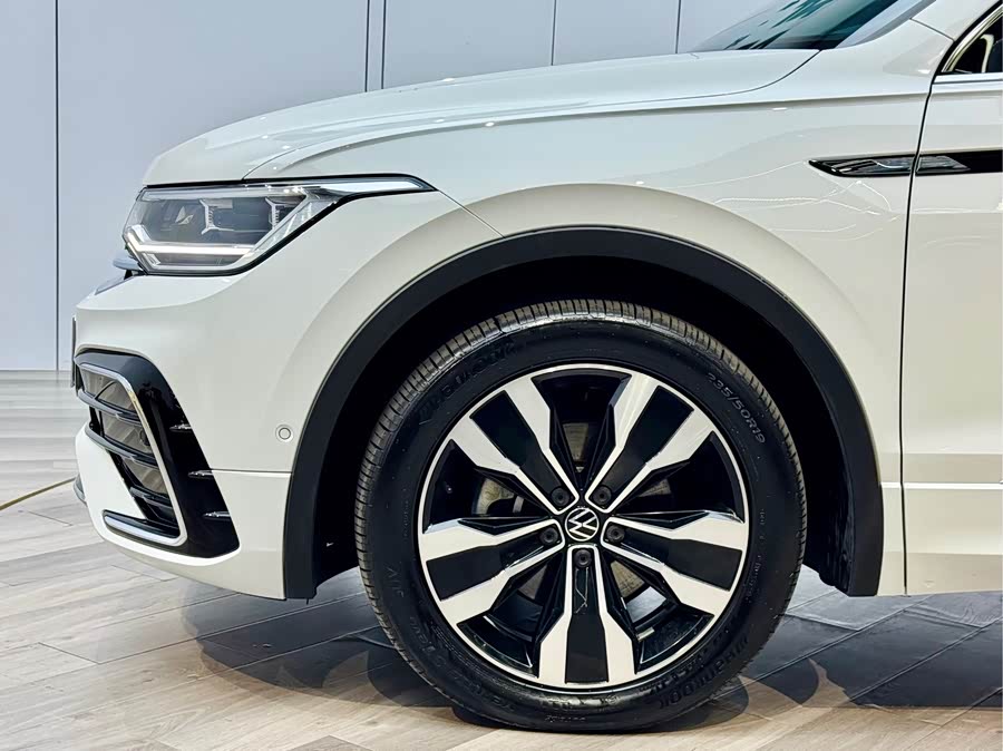 Volkswagen Tiguan L 2023 car image #28