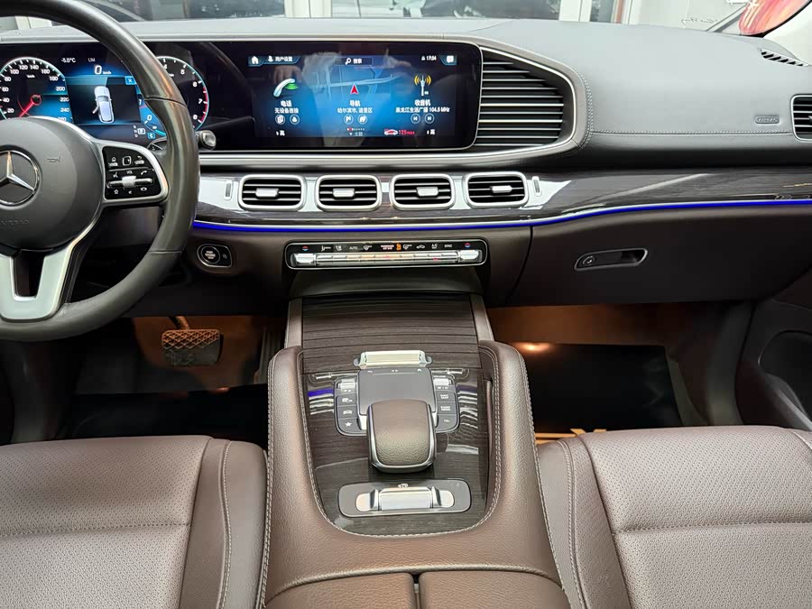 Mercedes-Benz GLE Class 2020 car image #28