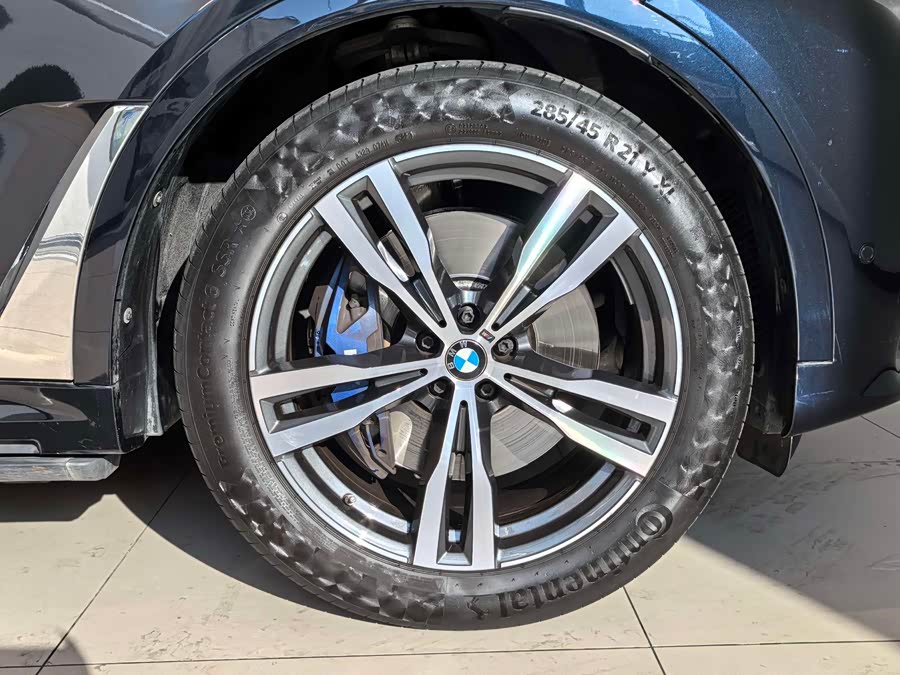 BMW X7 2021 car image #28