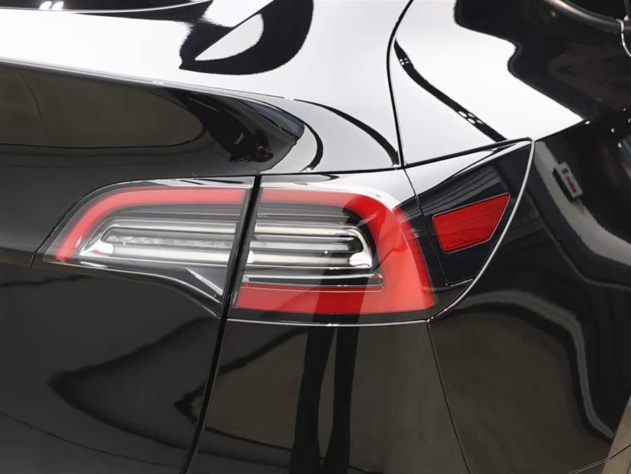 Tesla Model Y 2021 car image #28