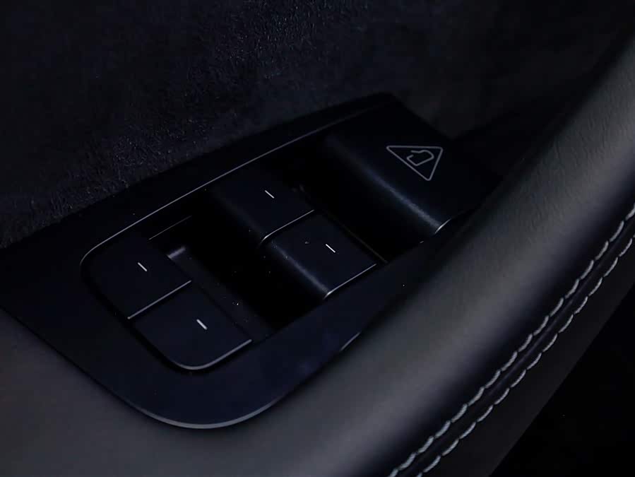 特斯拉 Model Y L 2025 汽车图片 #28