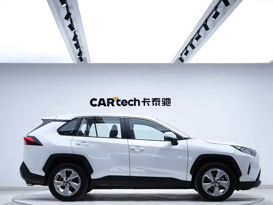 Toyota RAV4 2021 car image #28